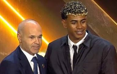 原曼联青年队球员目前正在卖蛋糕，他是小麦、拉什福德前队友