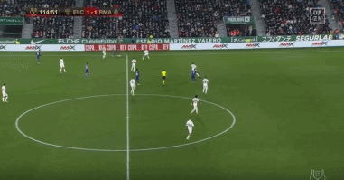 他刚在踢上港的比赛爆发，就被老东家解约离队，球迷建议来中超